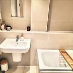Stylish & Cosy Abode With Free Parking.