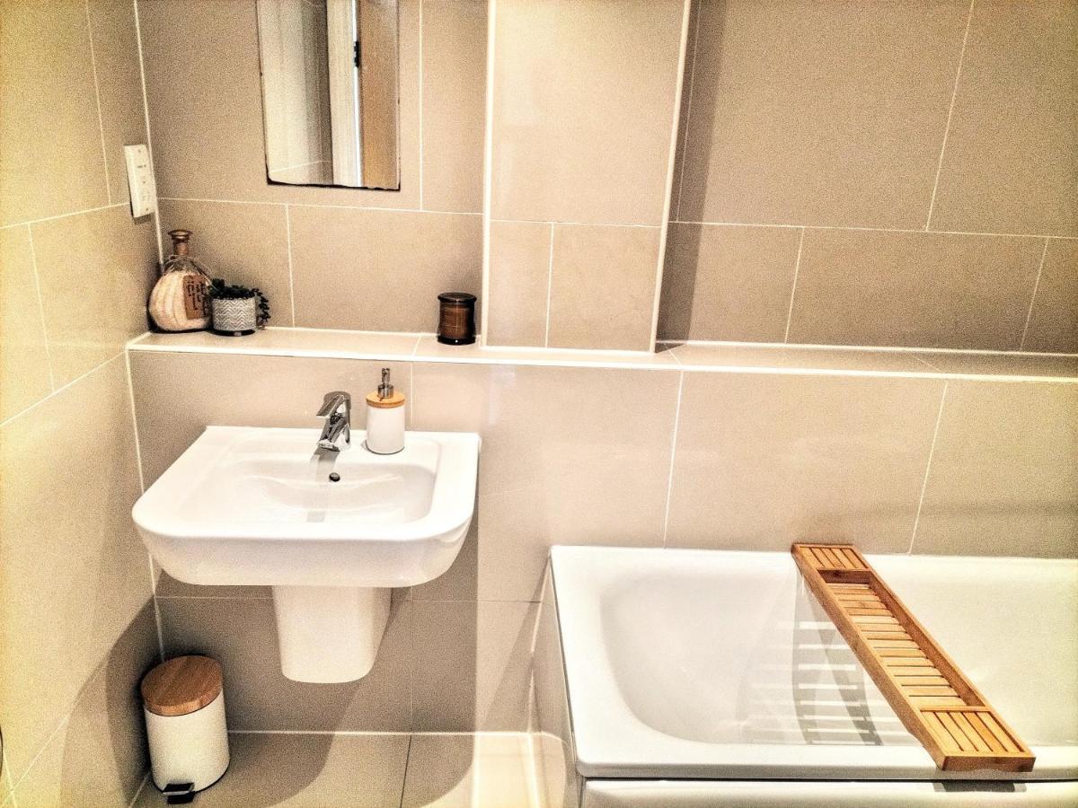 Apartment Stylish & Cosy Abode With Free Parking. *